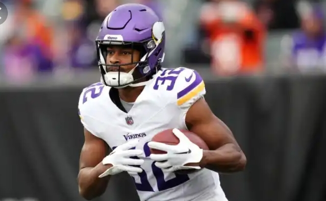 EXCLUSIVE: Vikings activate Jordan Hicks after scary leg injury