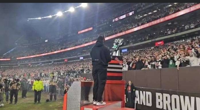 EXCLUSIVE: Browns RB Nick Chubb named Dawg Pound Captain for TNF, smashes guitar pregame