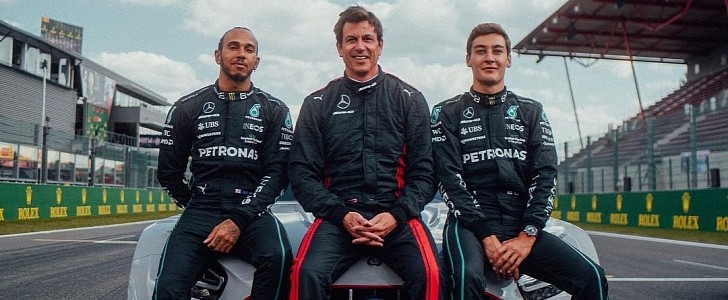 George Russell and Lewis Hamilton argue over a “dumb” Formula One concept, and Toto Wolff takes sides.