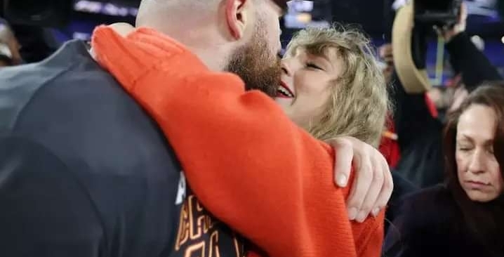 Just in: Taylor Swift and Travis Kelce kiss on field after Kansas City Chiefs reach Super Bowl