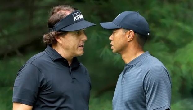 Shocking Truth Behind Tiger Woods and Phil Mickelson’s Rivalry Exposed by Ex-teammate