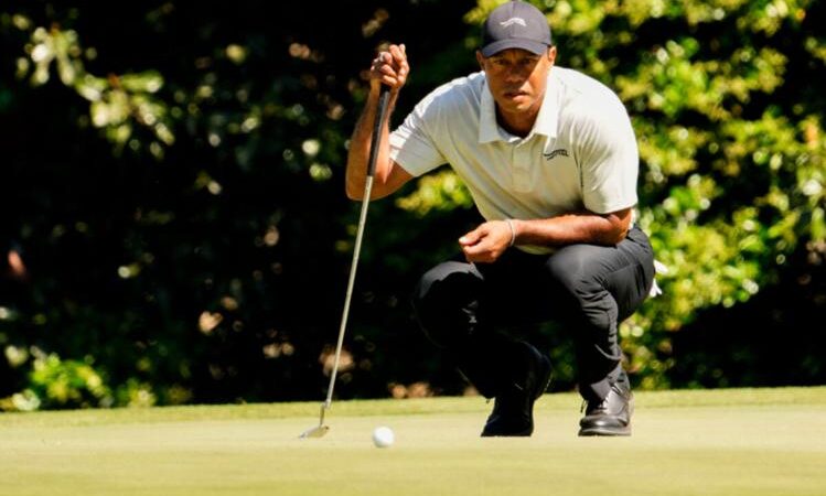 Stunning new photo of Tiger Woods without leg sleeves shocks golf fans