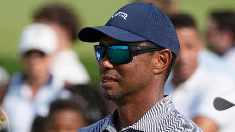 Tiger Woods watches son Charlie leave U.S. Junior Amateur