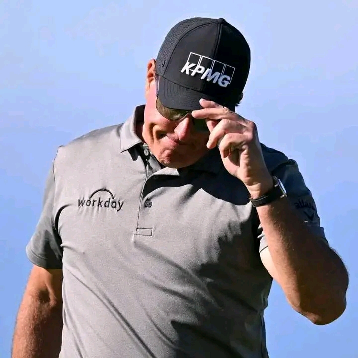 BREAKING NEWS: Phil Mickelson officially retires from golf due to sudden worsening of symptoms.